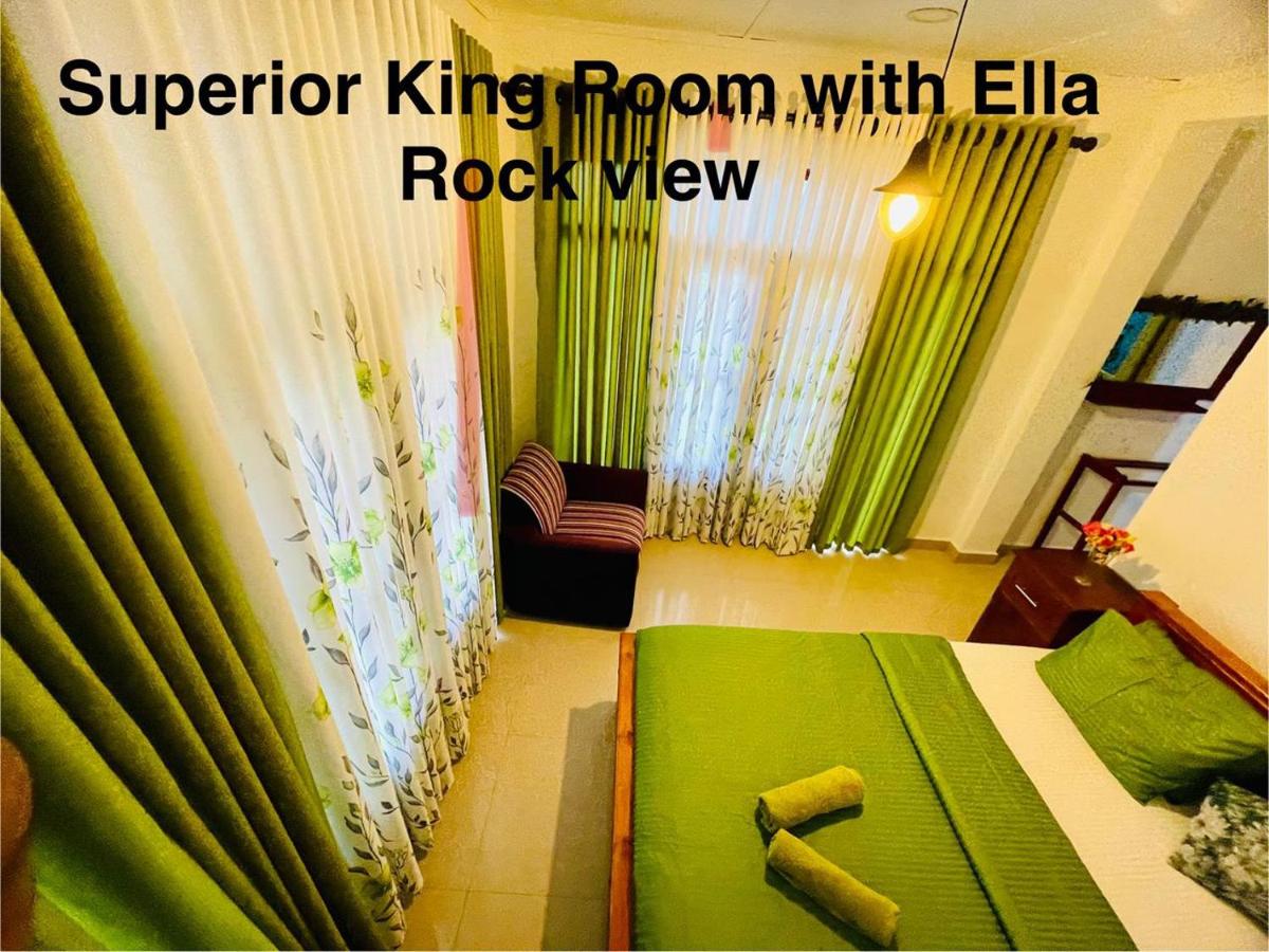 Superior Zimmer mit Kingsize-Bett und Blick auf den Ella Rock