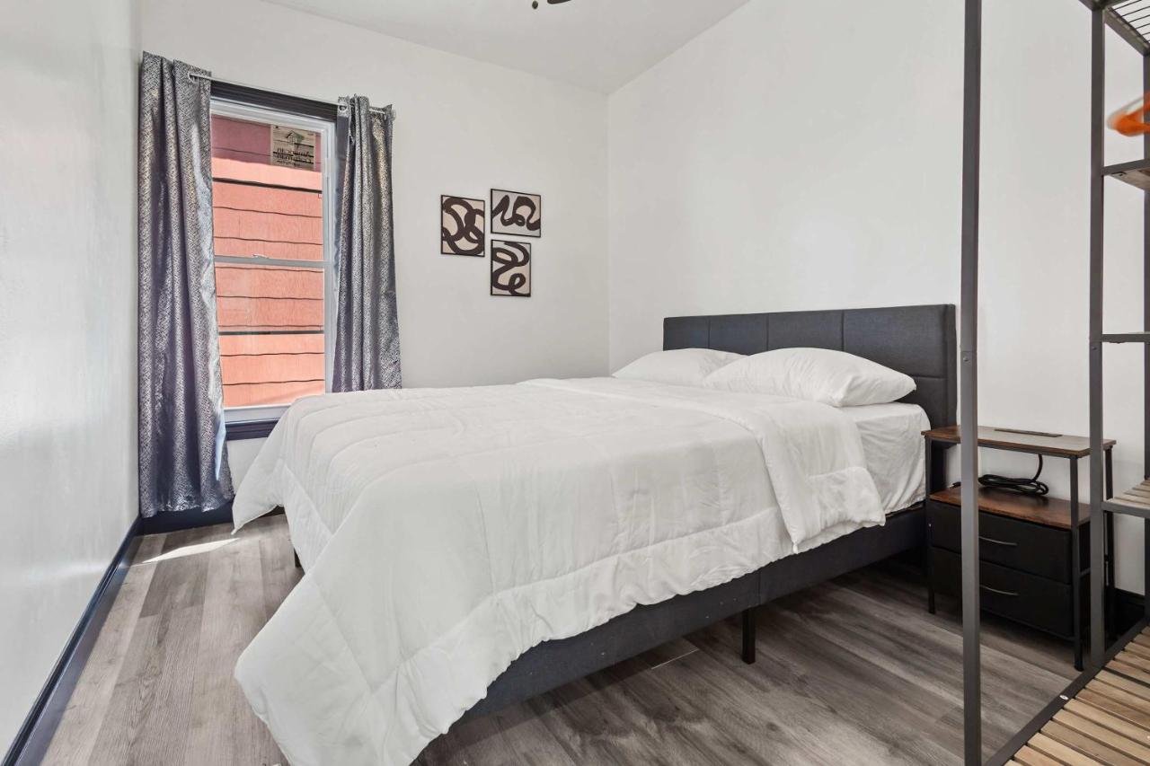 Cozy 4BR Home in Heart of Niagara Falls - Chambres d’hôtes Niagara Falls