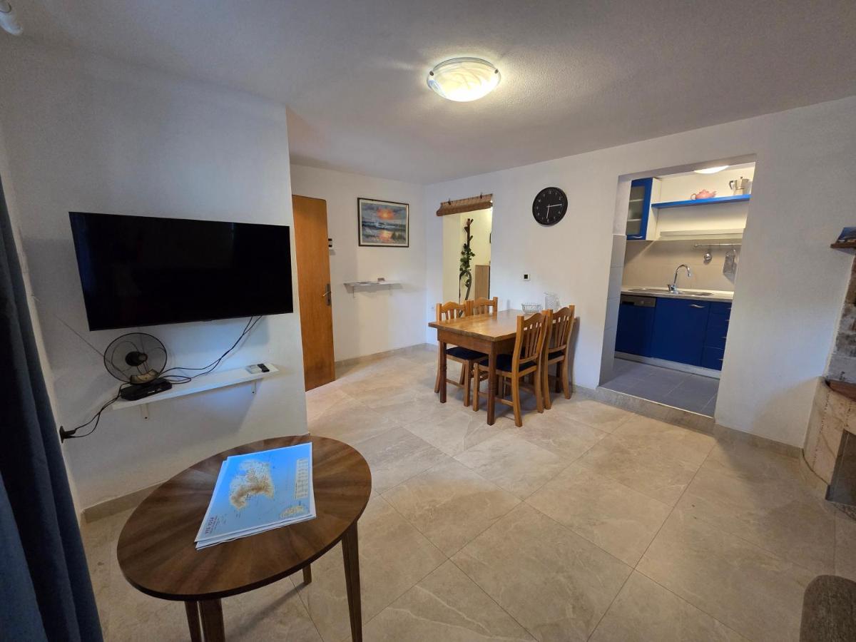 Apartman u centru Komiže - B&B