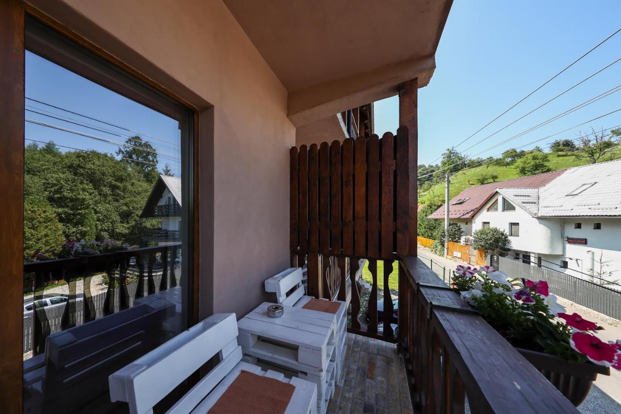 Zimmer mit Kingsize-Bett und Bergblick