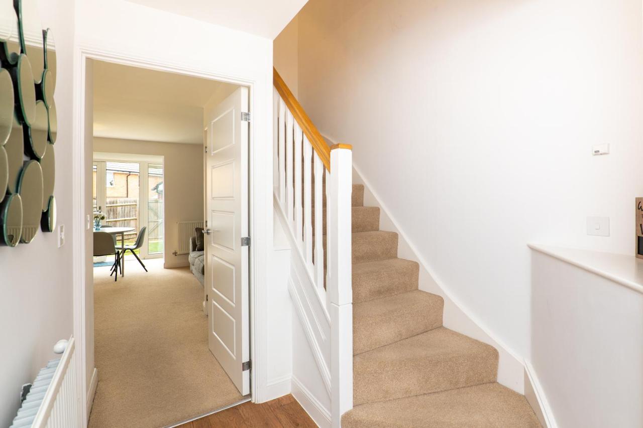 4 Bedroom House - Bedfordshire - Driveway Parking - Chambres d’hôtes Marston Moretaine