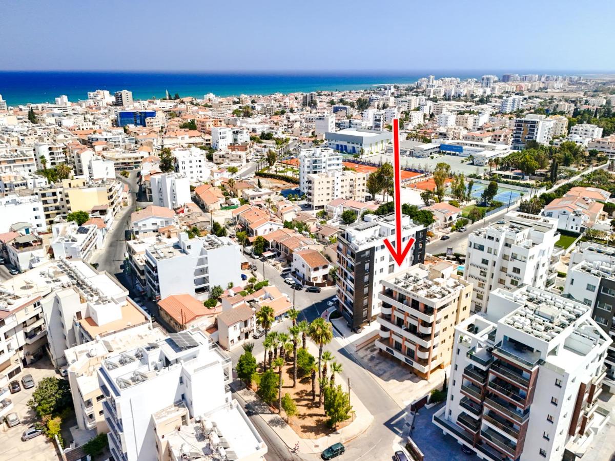 Stylish 2BR Apartment with Balcony and Parking near Saint Lazarus and Finikoudes Beach - B&B Larnaka