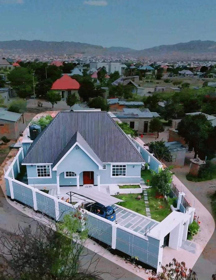 Cozy 3BR Stay & Free Parking - Bed and Breakfast Dodoma