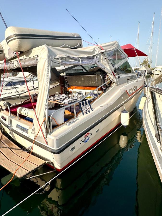 Gemütliches Motorboot im Yachthafen von Romanshorn - B&B Arni Alp