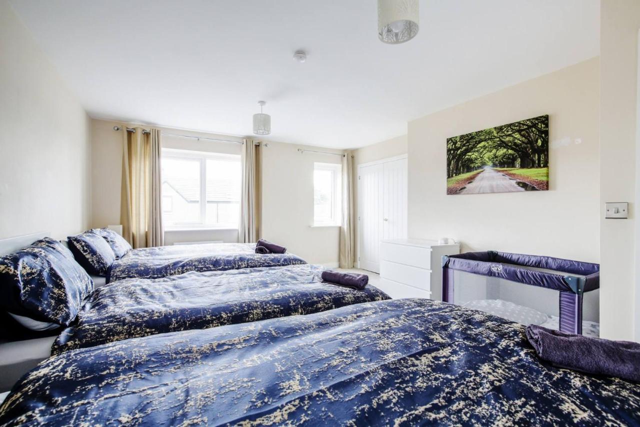Modern 4-BDR House + Parking | Walk to City Centre - Ferienwohnung Manchester
