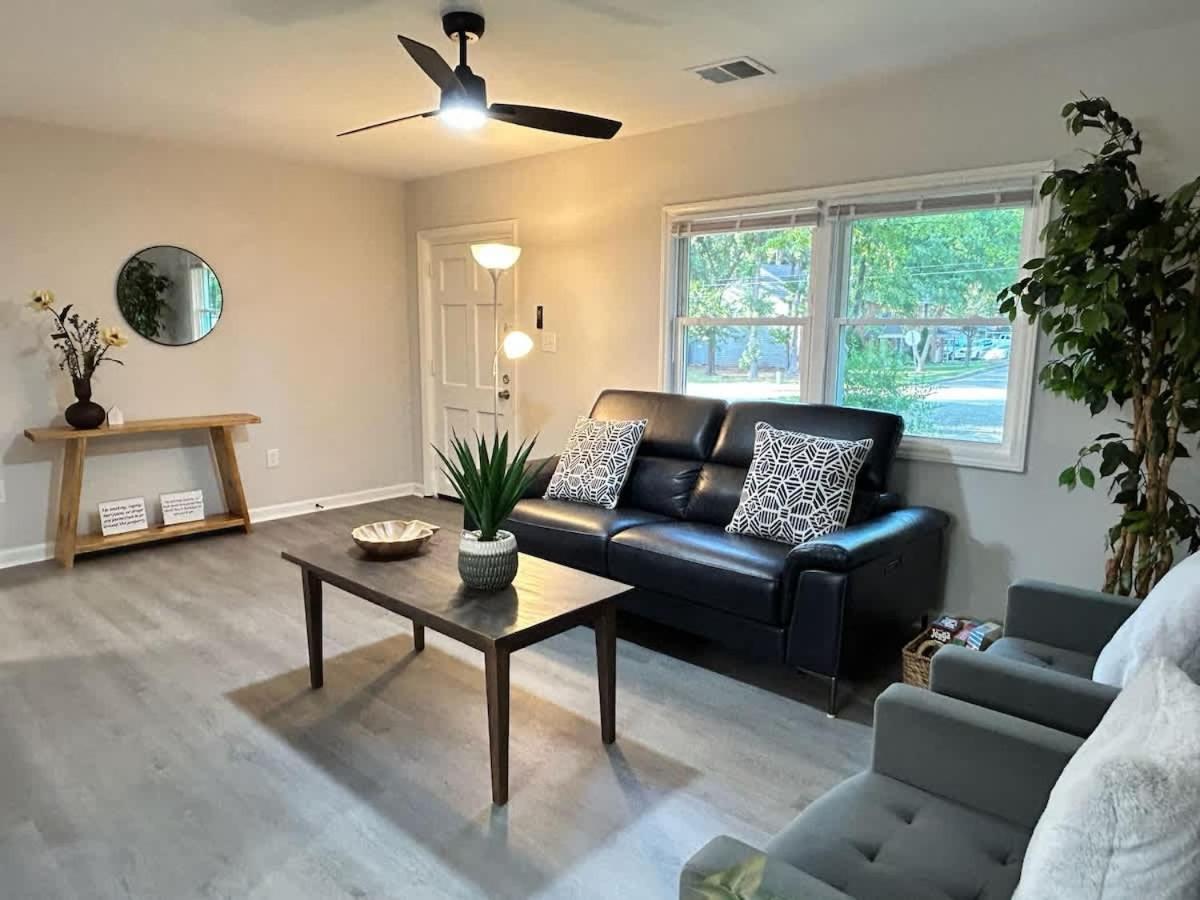 10 Min to Downtown - Desk - Fenced Yard - Wi-Fi - B&B