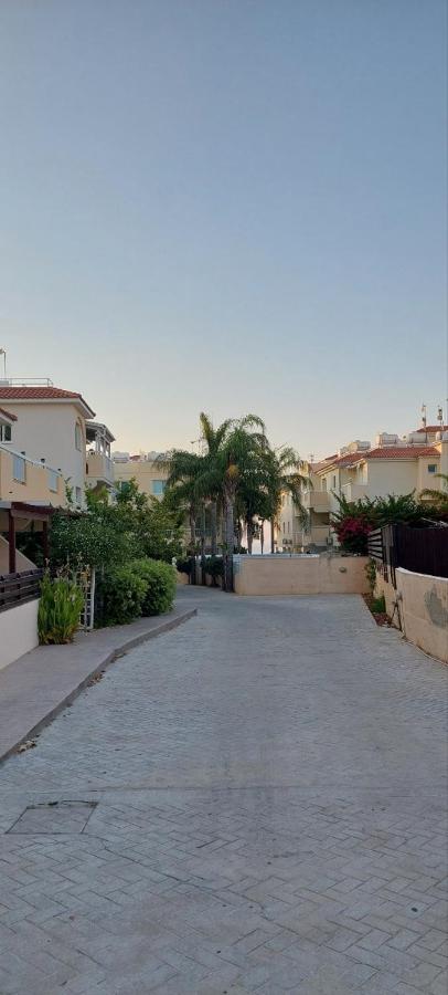Poolisde Apt with Gym and Tennis - Chambres d’hôtes Paralímni