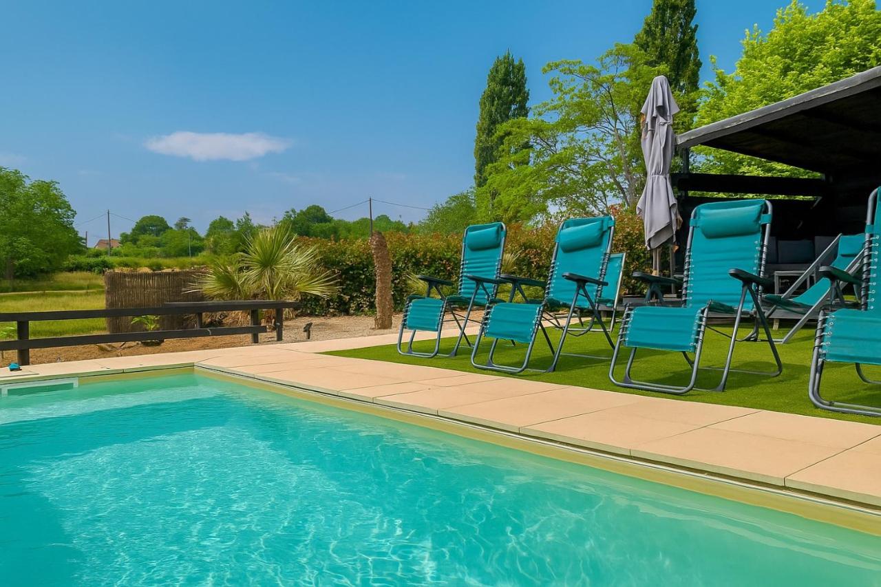 Charme rustique- piscine privée et jardin - B&B