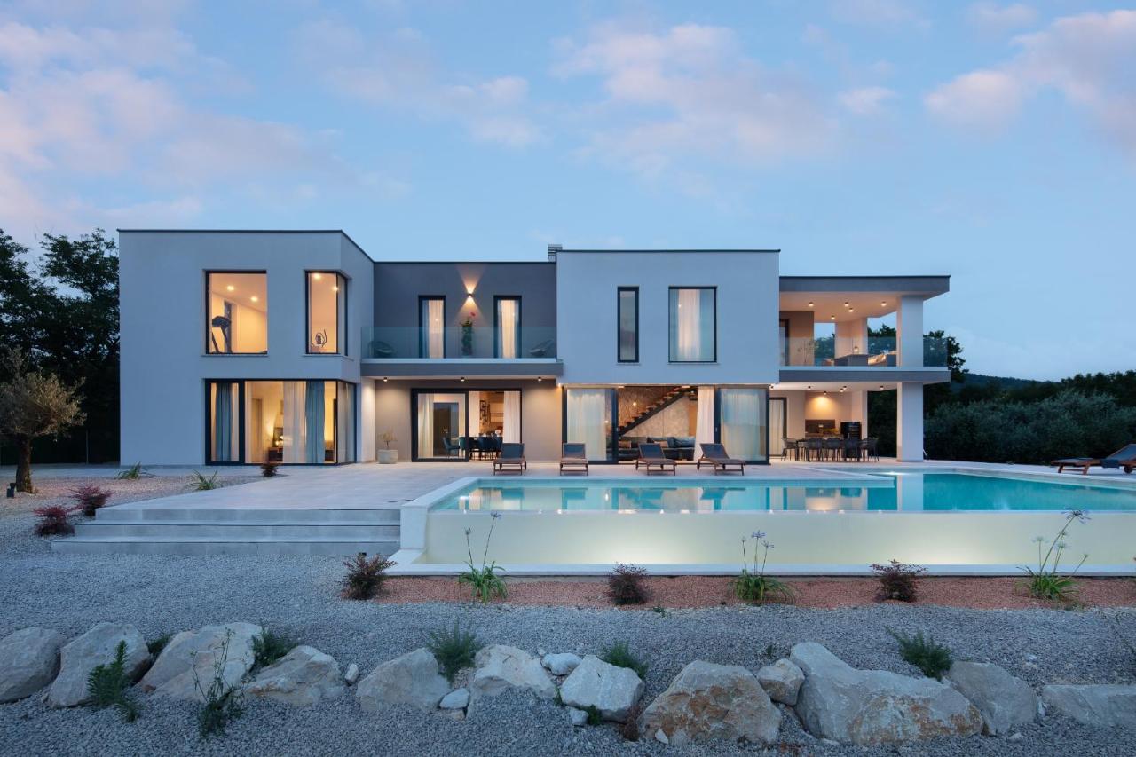 Villa KM 5 Bedroom with pool and garden - B&B