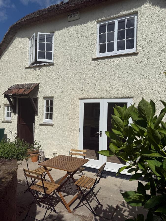 Lovely thatched village cottage - B&B Brampford Speke