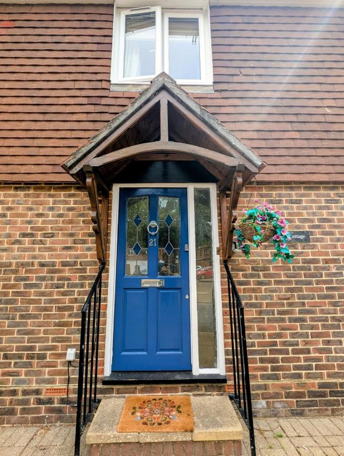 Cottage by historical dockyard - B&B
