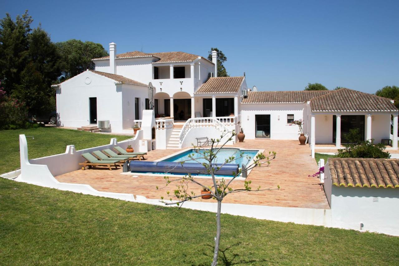Portuguese Villa close to Carvoeiro with 5 Bedrooms, Pool, Tennis Court and close to Beach - Chambres d'hôtes Lagoa