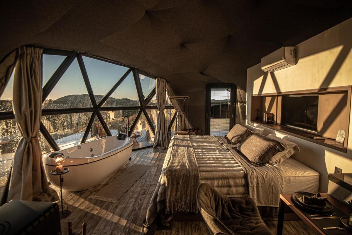 Refúgio nas Nuvens, Domo Omega Luxuoso com Fogo de Chão e Hidro Panorâmica - Chambres d'hôtes Rancho Queimado