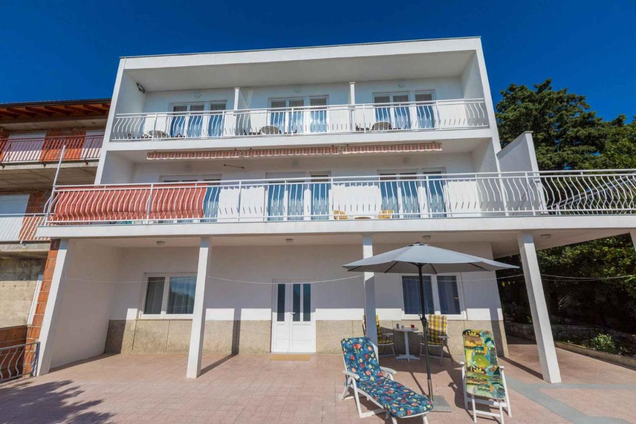 Apartments in Novi Vinodolski 39117 - B&B Novi Vinodolski