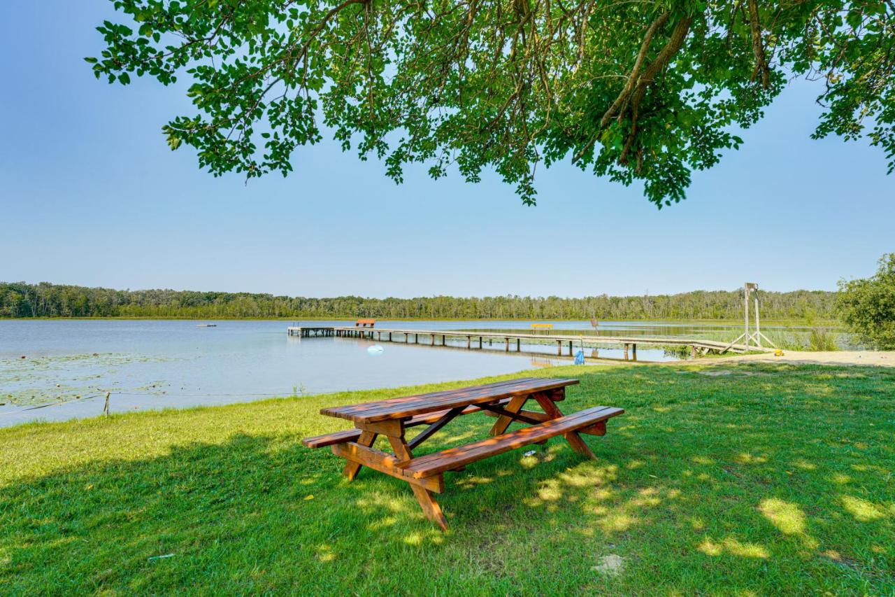 Walk to Cranberry Lake: Quaint Family Cottage - B&B Campbells Corner