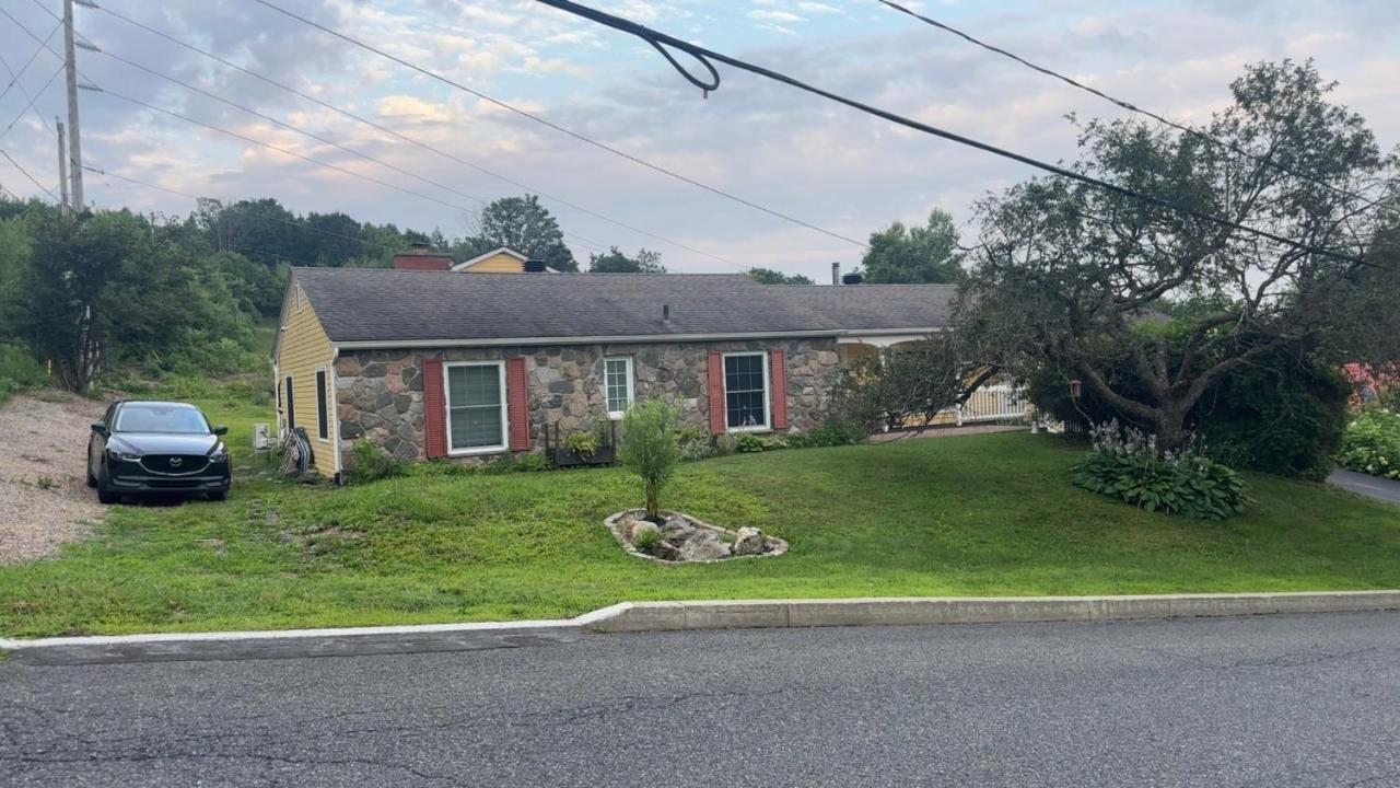 Paradise Eastern Township cottage - Chambres d’hôtes Cowansville