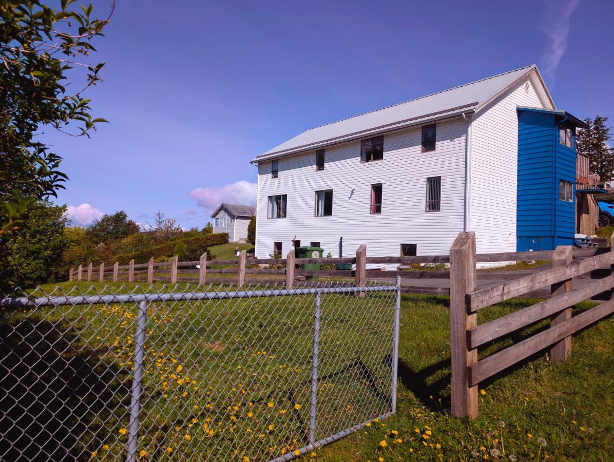Alert Bay, Spacious Executive Suite with Panoramic Ocean Views - B&B