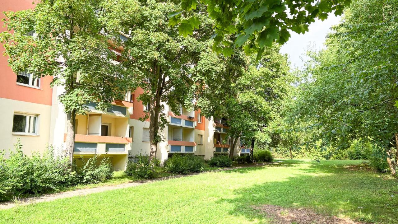 Monteurwohnungen mit TV, Internet, Parkplatz, Waschmaschine, Küche, Balkon, Restaurants und Supermarkt - Chambres d’hôtes Halle