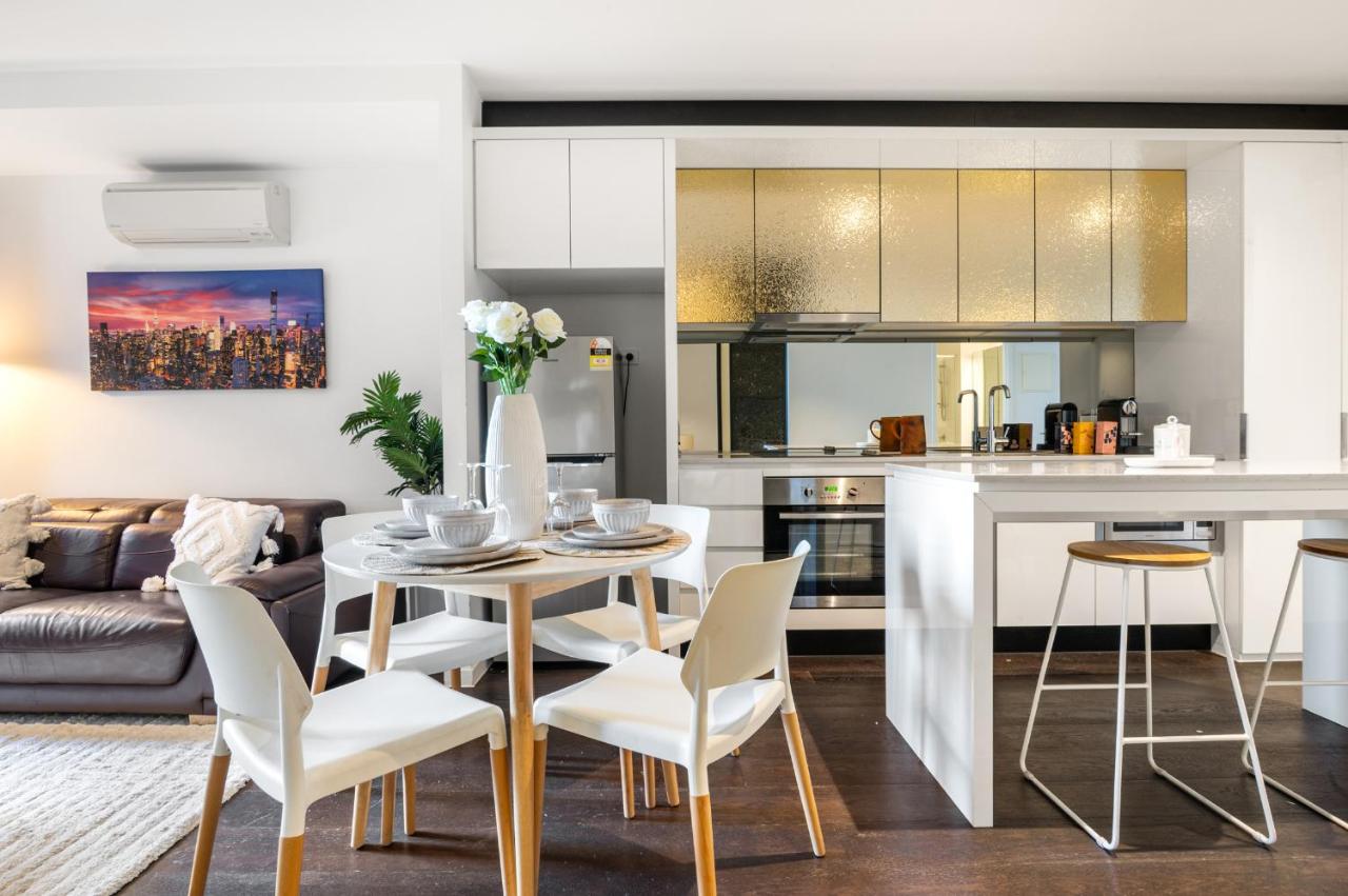 Designer 2BR I CBD Living I Free Parking I Sauna - B&B Melbourne