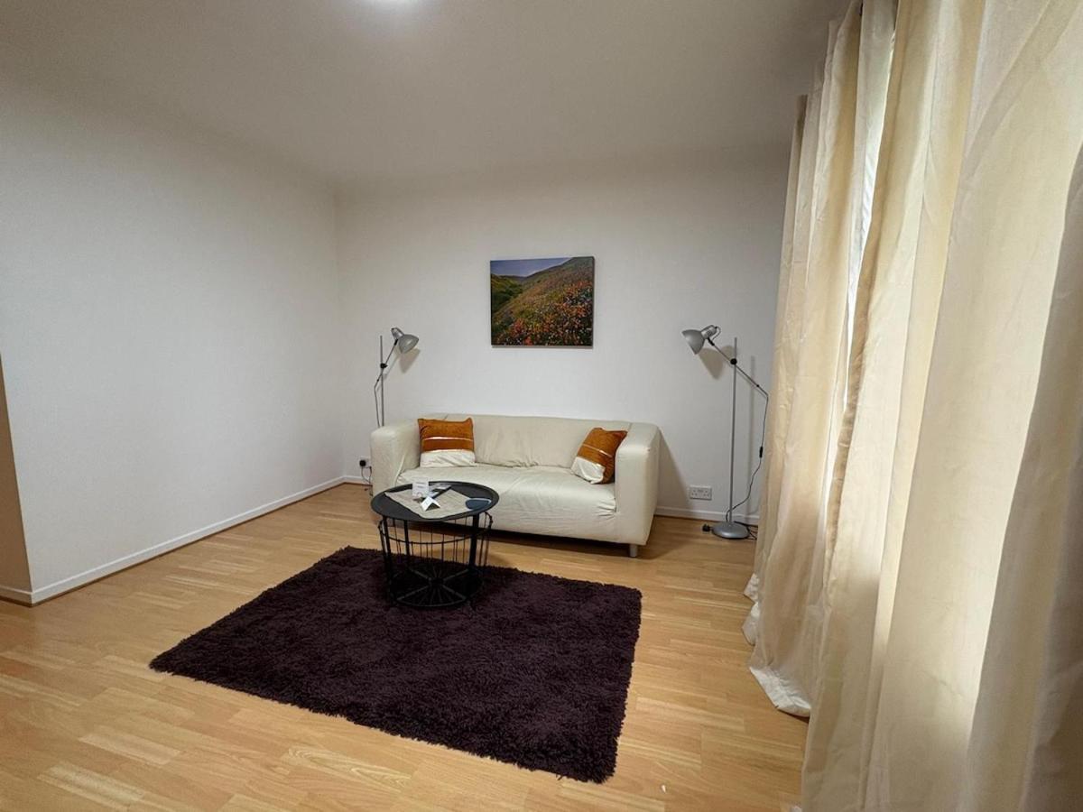 Misk Homes #3 Near Heathrow Airport, shops & Brunel University - Free Parking - B&B Uxbridge