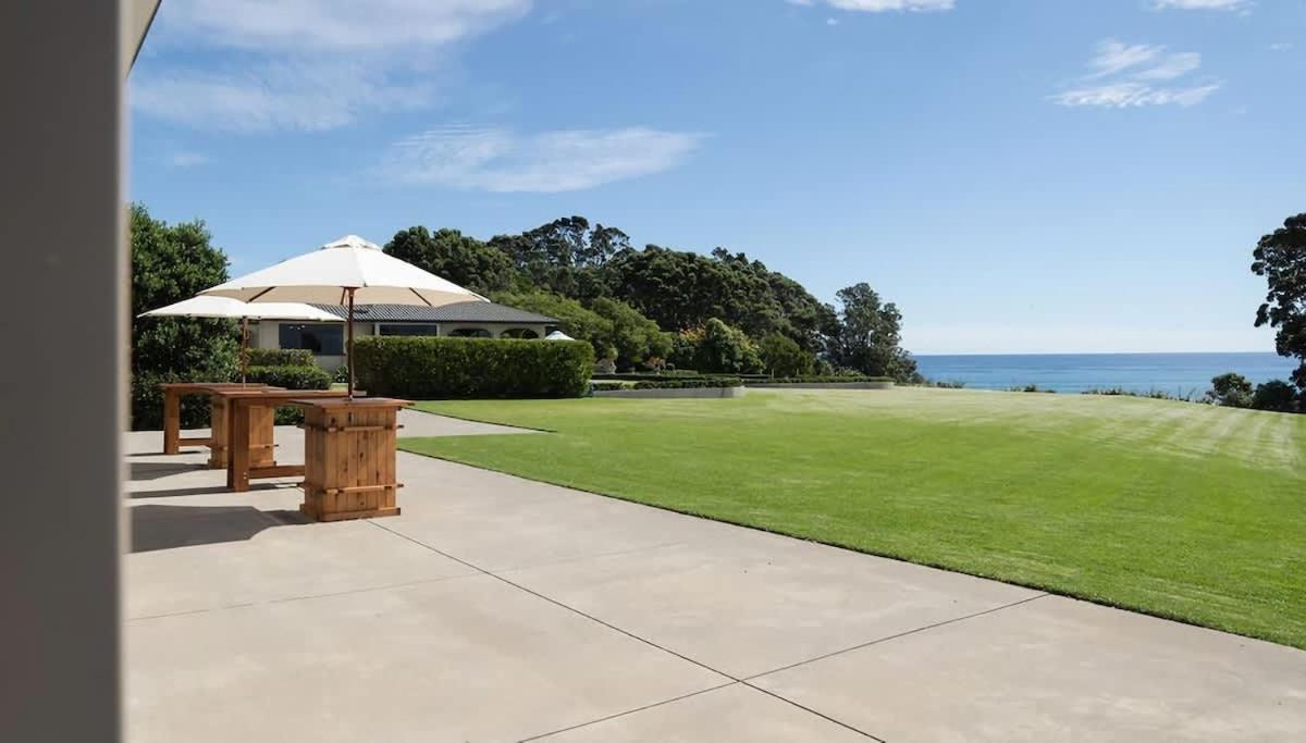Bungalow Coastal Retreat - large luxury homestead - B&B