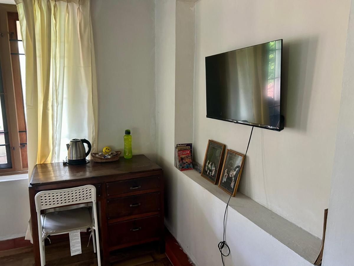 Zimmer mit Kingsize-Bett und Balkon