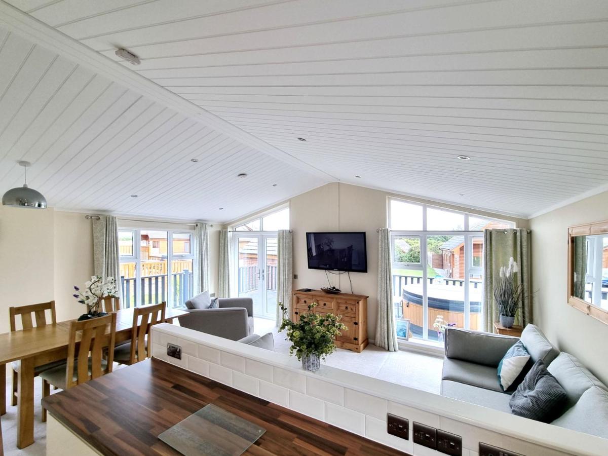 Beech 26 Hot Tub - Bed and Breakfast Garton