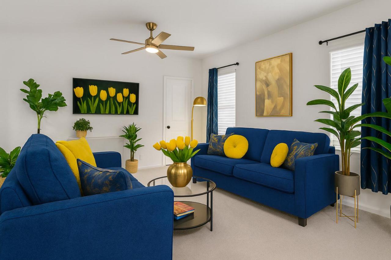 Crew Stay Sleeps 10, Wi-fi, Parking, Big Backyard - B&B