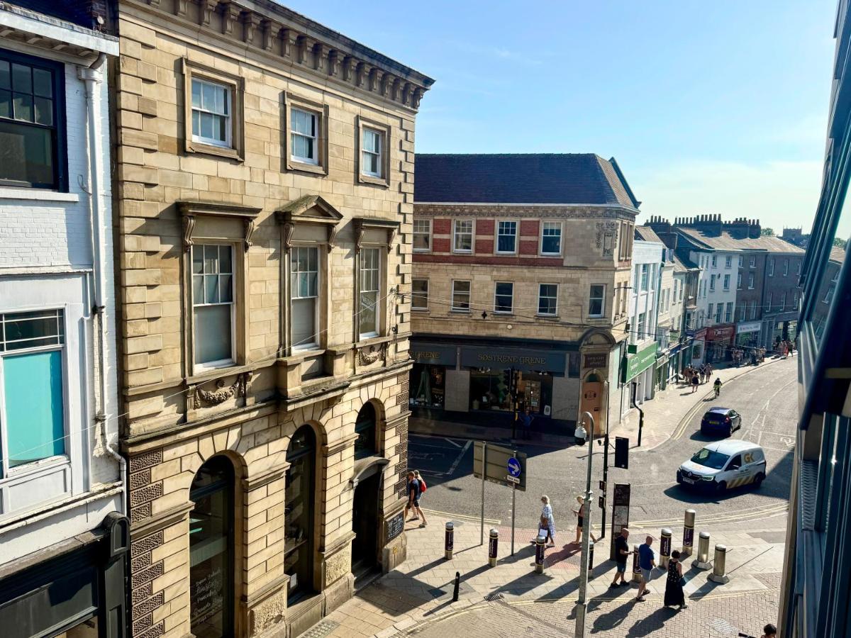 Bright 2 Bed Flat with Balconies & Views in York City Centre - B&B York
