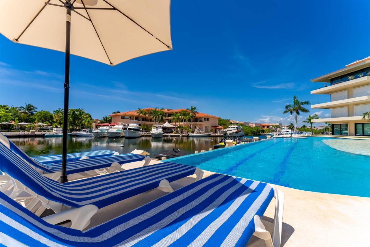 Ground Floor Paradise with Marina View and Pool Paddleboard Included - B&B