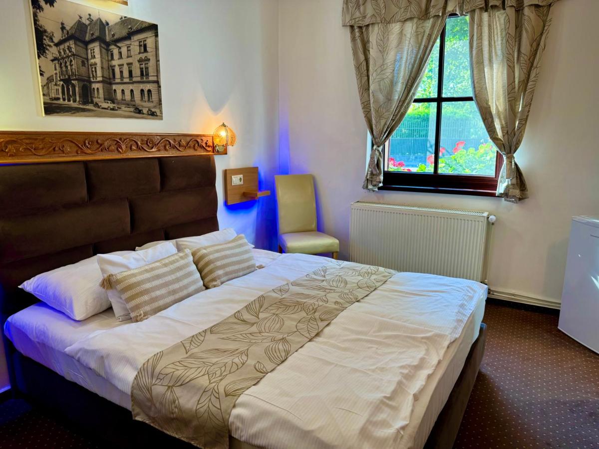 Doppel-/Zweibettzimmer mit Bad
