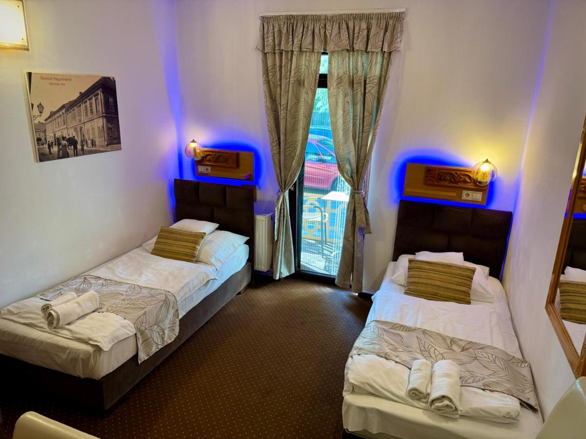 Zweibettzimmer mit Balkon