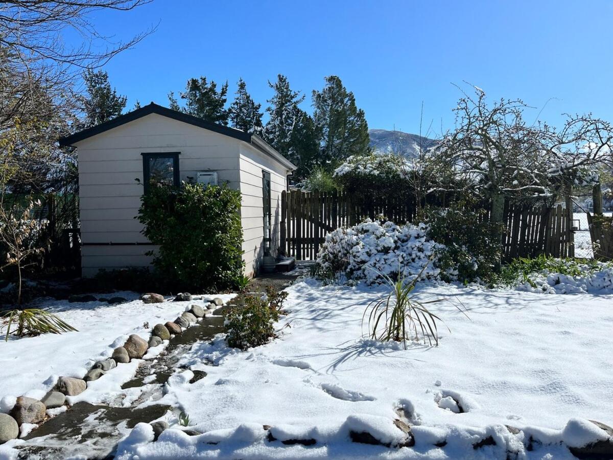 Adorable studio cottage with mountain views - B&B Staveley