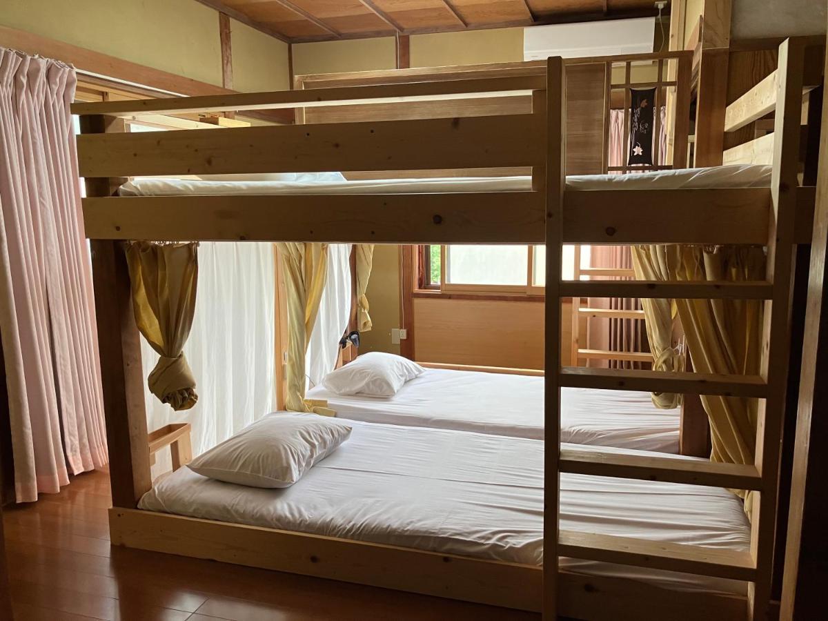 Cama en habitación compartida con 4 camas