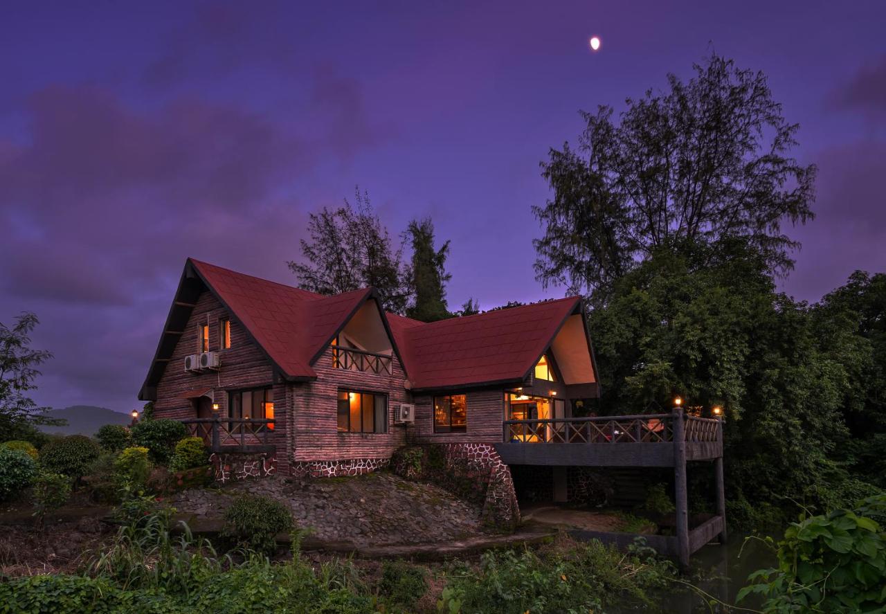 SaffronStays Cabin in the Woods - 4BHK Riverside Palghar Villa with Pool, Forest Walks & Stargazing - Bed and Breakfast Jāmb