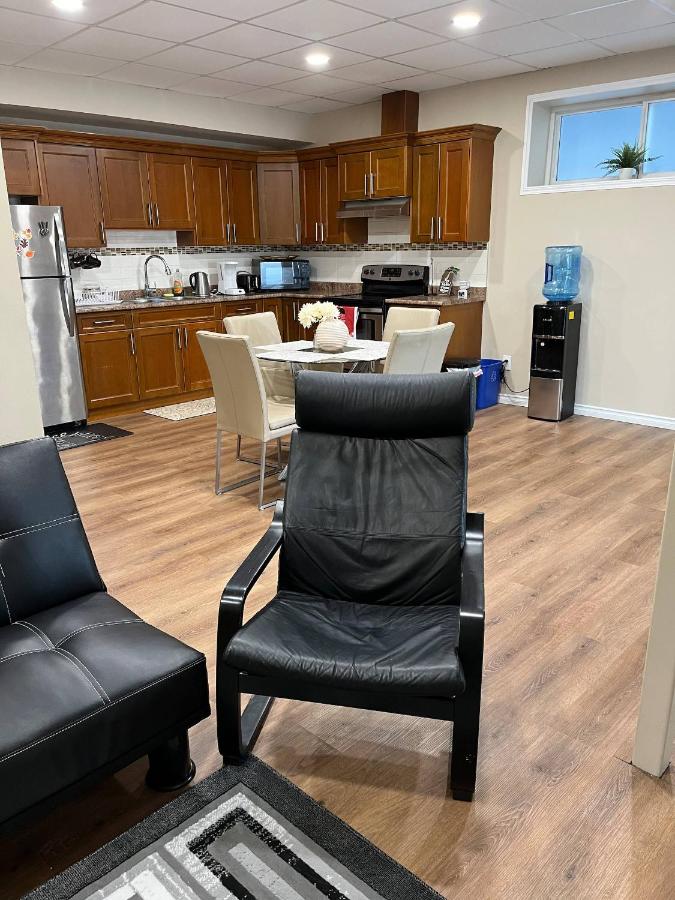 Tranquille pond facing suite - B&B Edmonton