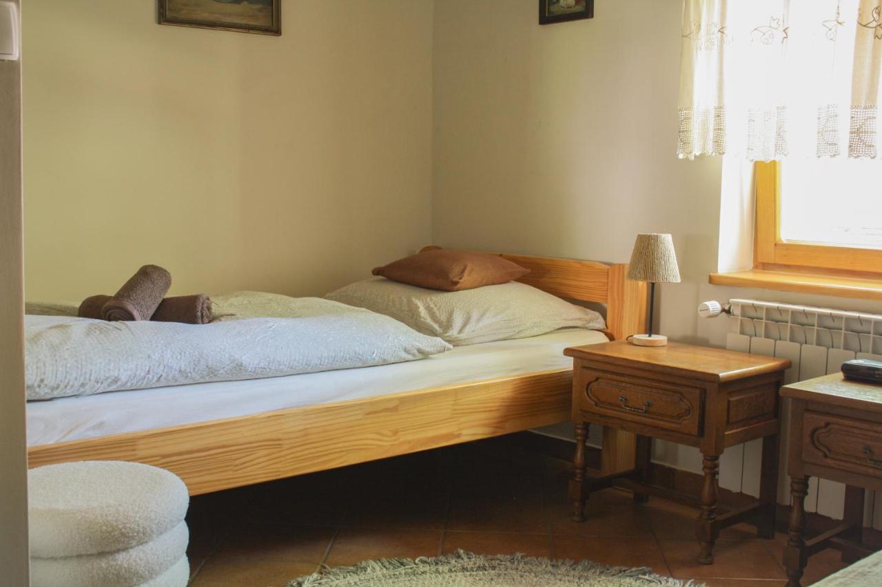 Tweepersoonskamer met 2 Aparte Bedden en Eigen Badkamer