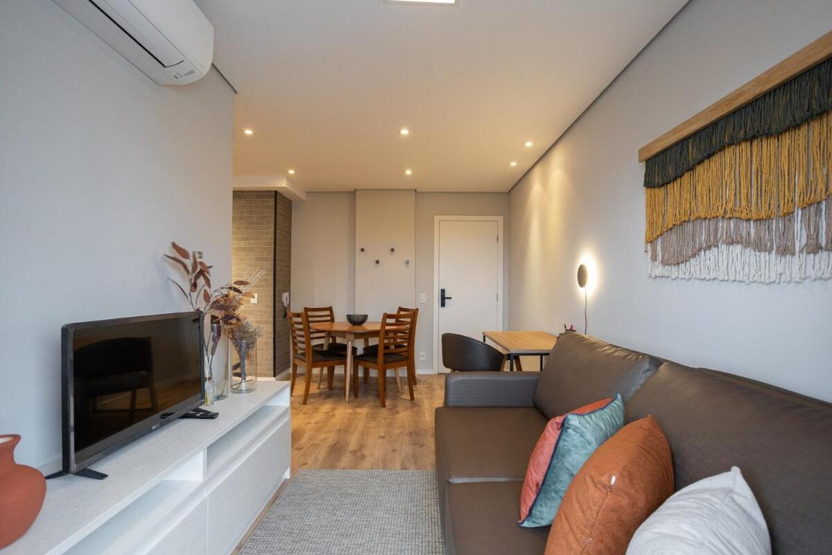 Apto 2qts, Ar Condicionado, Piscina, Churrasqueira, Finamente Mobiliado e Decorado - B&B Curitiba