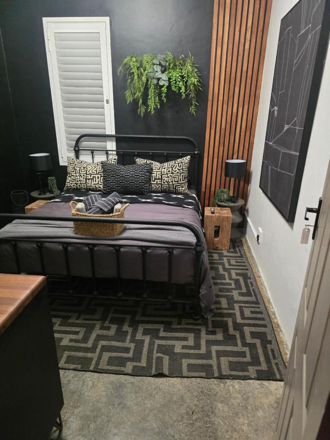 Zimmer mit Queensize-Bett und Balkon