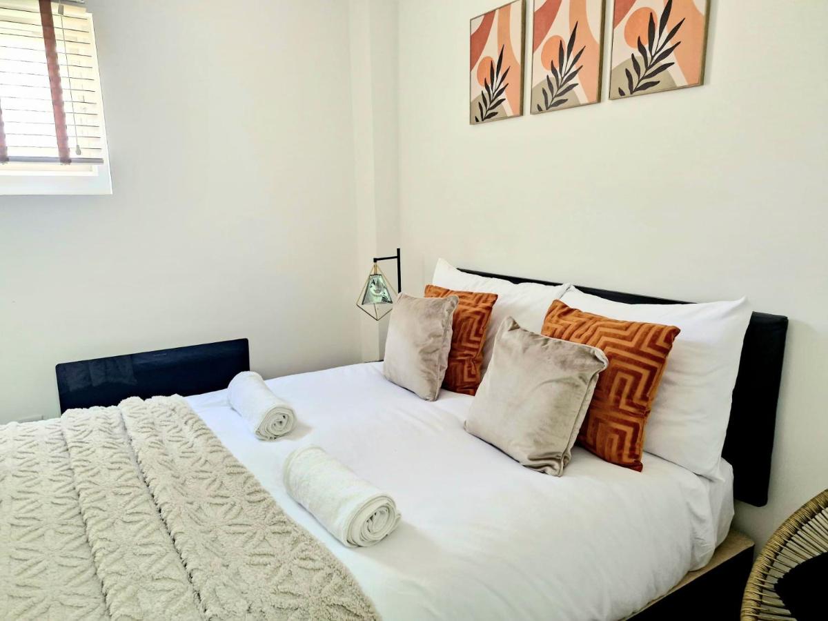 Elite Service Accommodation 5min to Tram, direct to Manchester, 5 min drive to High Street & M60 J17 - B&B