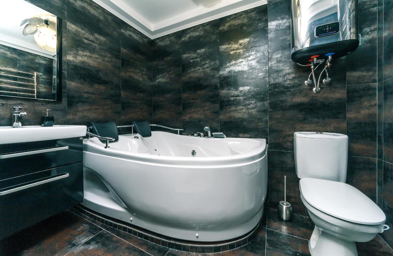 Studio VIP Deluxe avec Jacuzzi et Foyer - 48 Rue Shelkovichna