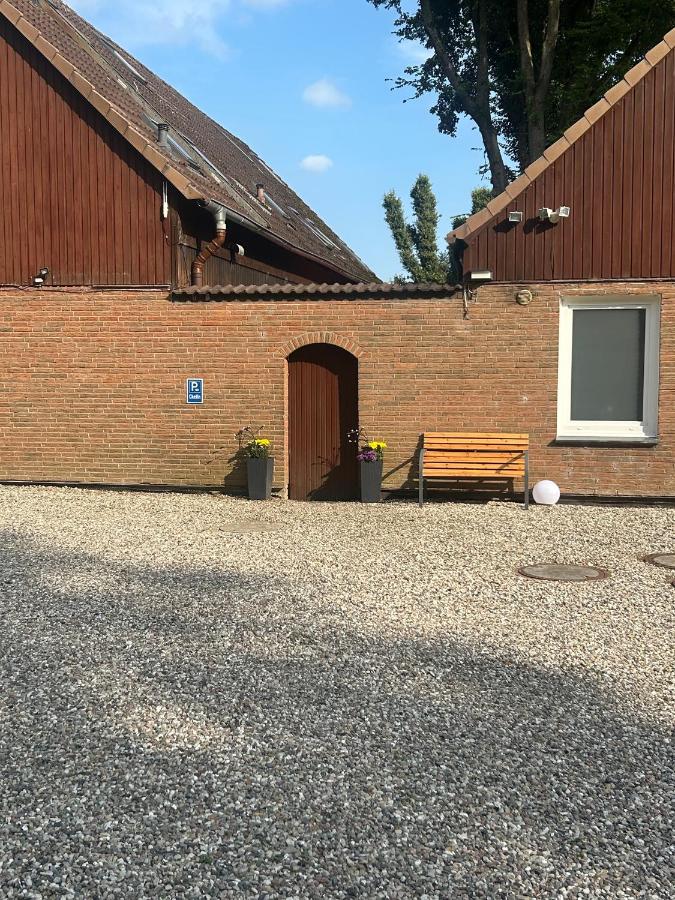 7 Schlafplätze-Parkplatz-Terasse-Wohnküche-2 Bäder-Wlan - B&B Kiel