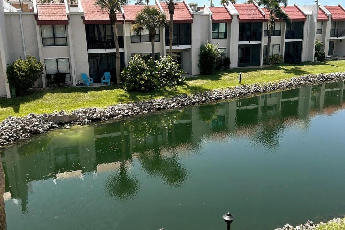 Island Oasis Retreat - 1 Minute Walk to the Beach - B&B Bradenton Beach