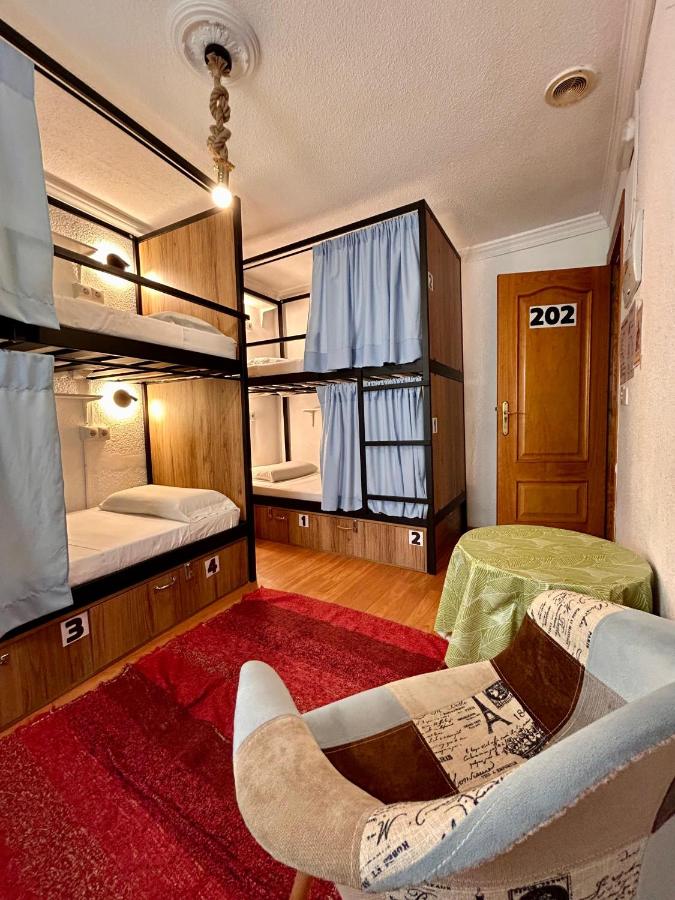 Posto Letto in Dormitorio Misto con 4 Letti