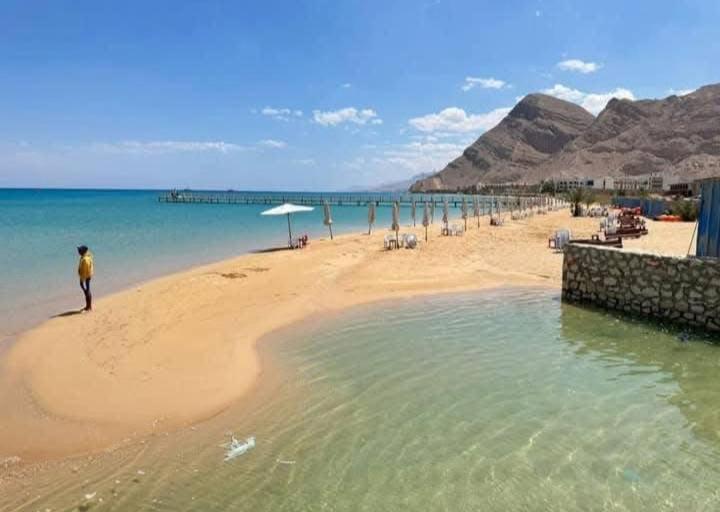 Ground peaceful chalet 3 bedroom with 6 king bed & 2 bathrooms &private garden marvelous land escape Murano resort Ain sokhna & A very beautiful sandy beach, and the beach is also very close to the chalet - Chambres d'hôtes Al ‘Ayn as Sukhnah