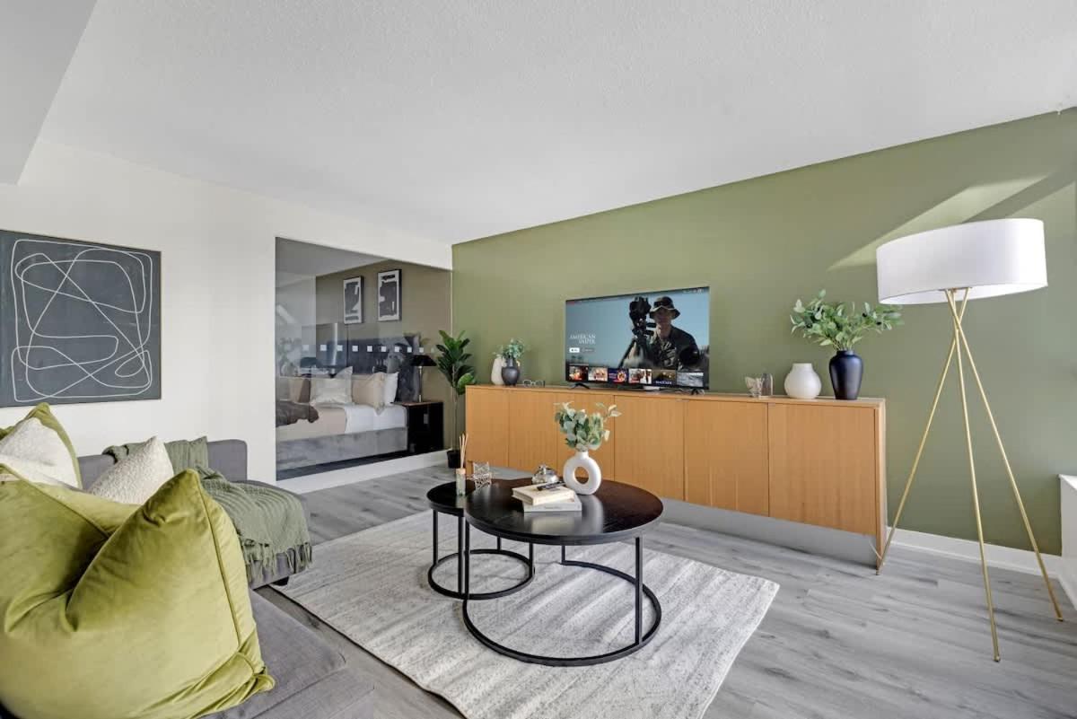 Luxury Waterfront Escape Stylish 3BR Condo - B&B Toronto