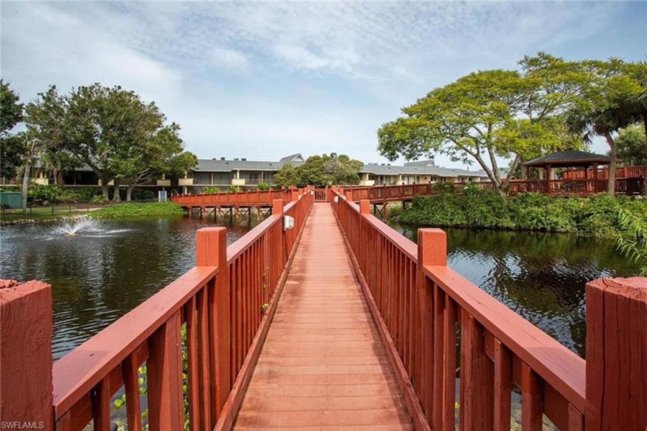 Park Shore Resort-2nd Floor BLDG H 245 Water views - B&B Naples