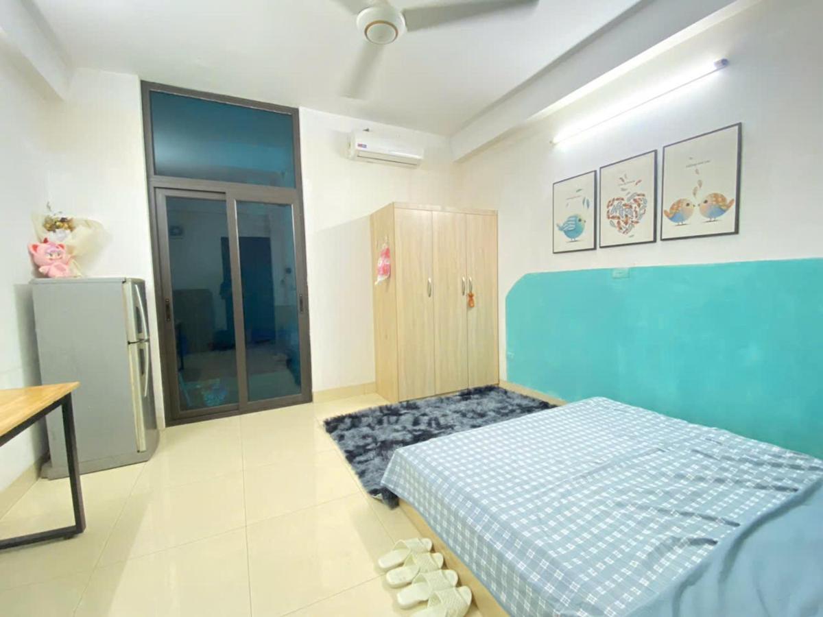 Habitación con cama extragrande y balcón