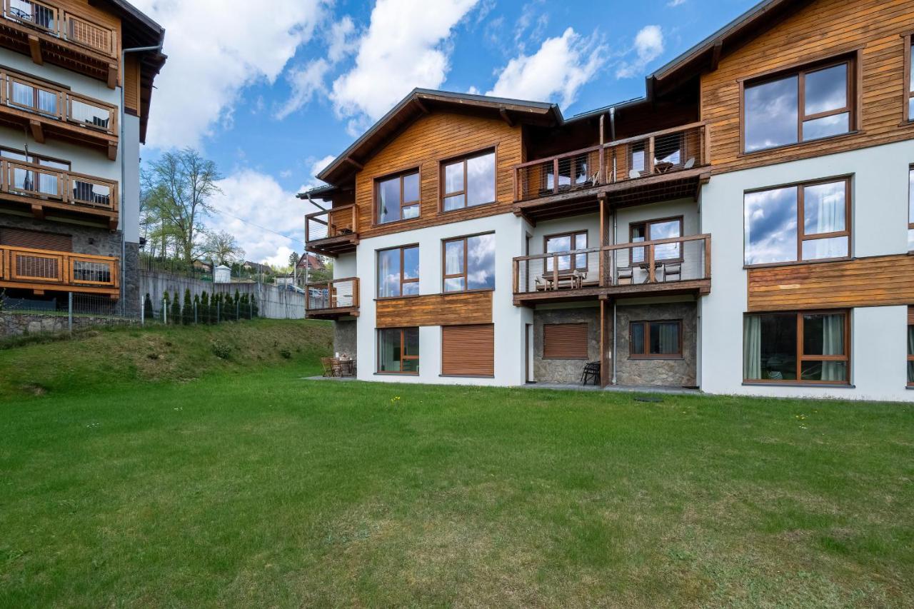 White building stands at dog-friendly Przytulne Apartamenty Sun Seasons 24 Z Piknym Widokiem by Noclegi Renters in Szklarska Poreba.