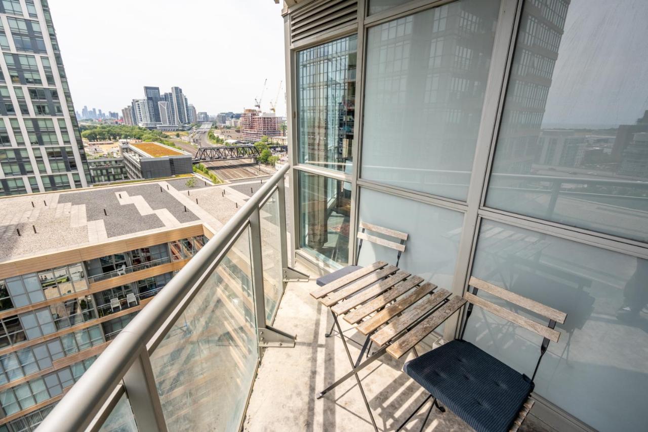 Elegant 2 Bedroom Condo in Downtown Toronto with Balcony - Chambres d’hôtes Toronto